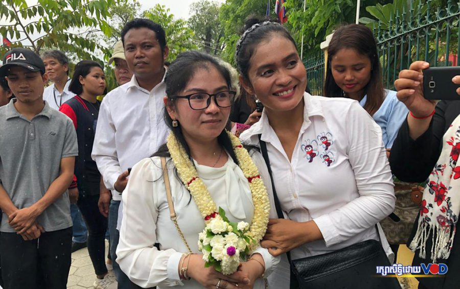 Sin Chanpeou Rozeth leaves the Battambang Provincial Court after being questioned on May 9. (Pich Chamrong/VOD)