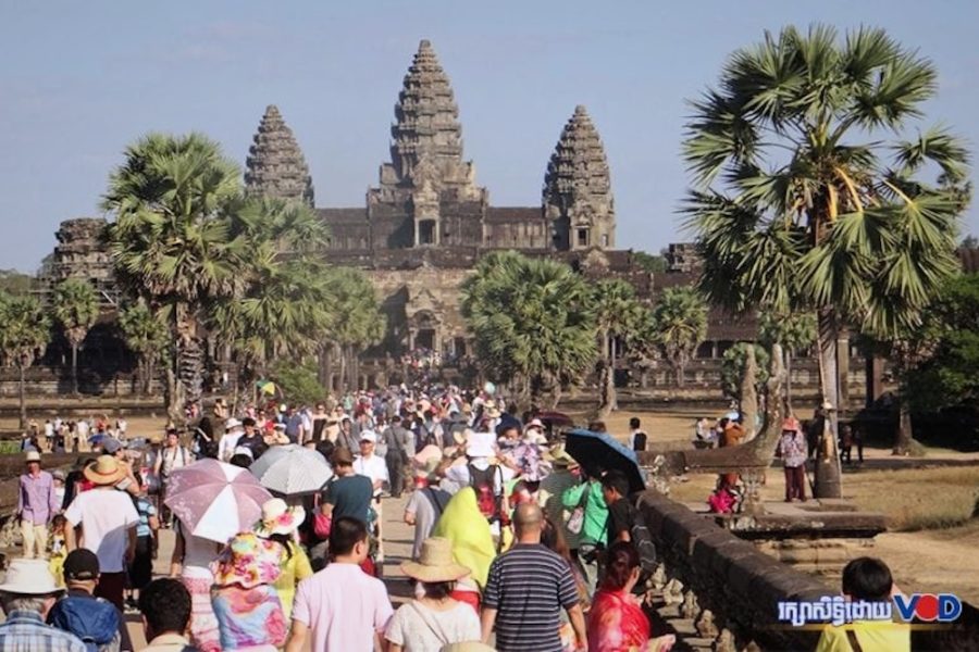 Visitors at Angkor Wat in Siem Reap province (VOD)