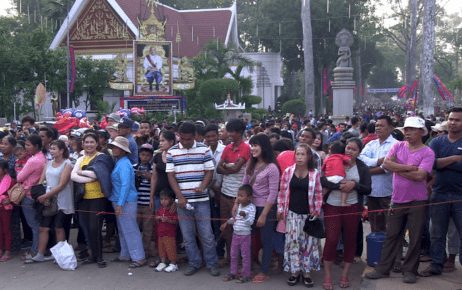 A crowd gathers by the Mekong River in Phnom Penh in 2018. (VOD)