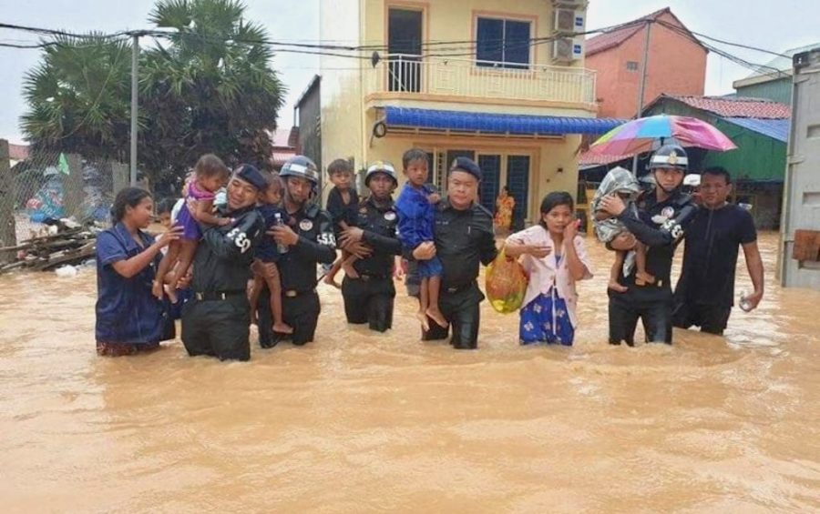 Military police officers evacuate flooded residents in Preah Sihanouk province on August 9, 2019. (Military Police)
