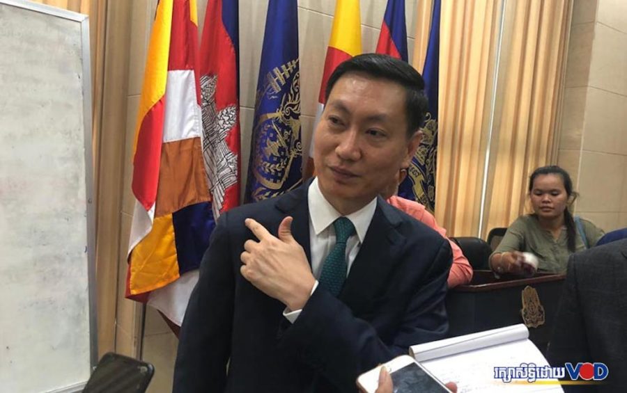 Electricite du Cambodge director-general Keo Rattanak speaks to reporters at the Council of Ministers building in Phnom Penh on August 8, 2019. (VOD)