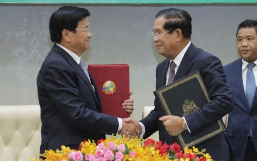 Cambodian Prime Minister Hun Sen (right) shakes hands with Laotian Prime Minister Thongloun Sisoulith in Phnom Penh on September 12, 2019. (SMPM)