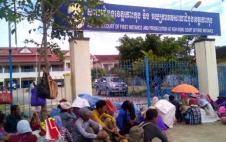 About 100 villagers gathered in front of the Koh Kong Provincial Court to support community members summoned for questioning, on September 18, 2019. (Supplied)