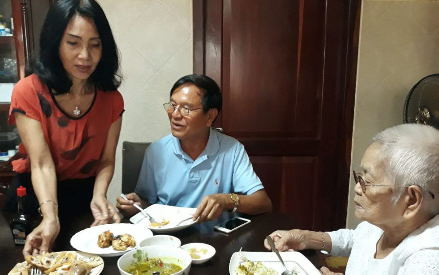 Kem Sokha (center), with his wife Te Chanmono (left) and his mother Sao Nget, at his Phnom Penh home the day after he was released from Correctional Center 3 prison in September 2018. (Chhea Bunnarith)