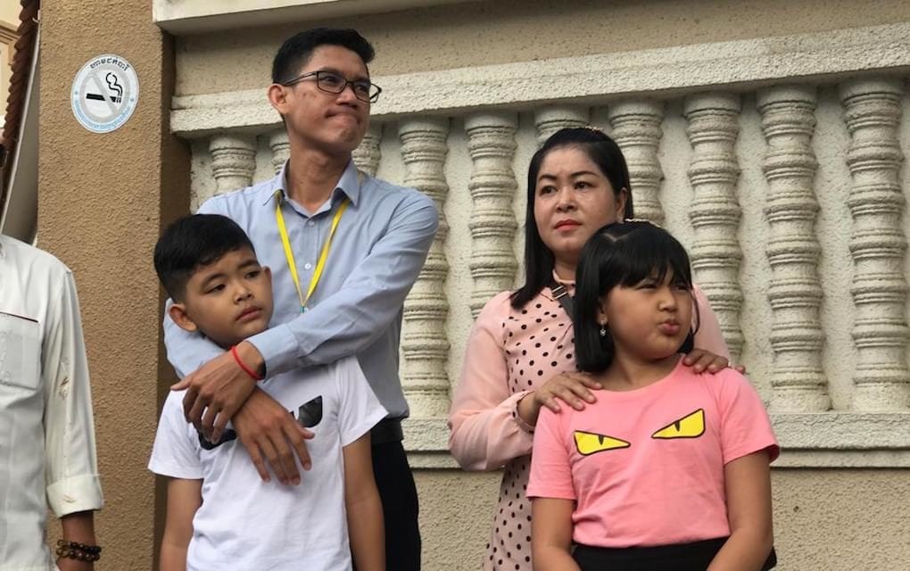 Former Radio Free Asia journalist Yeang Sothearin with his wife and children outside the Phnom Penh Municipal Court on October 3, 2019 (Ouch Sony/VOD)