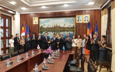Japanese Ambassador Mikami Masahiro and UN World Food Programme country director Francesca Erdelmann shake hands at a ceremony at the Education Ministry in Phnom Penh on October 17, 2019. (Vann Vichar/VOD)