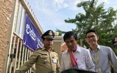 Former Radio Free Asia journalists Uon Chhin and Yeang Sothearin outside the Phnom Penh Municipal Court on October 3, 2019 (Ouch Sony/VOD)