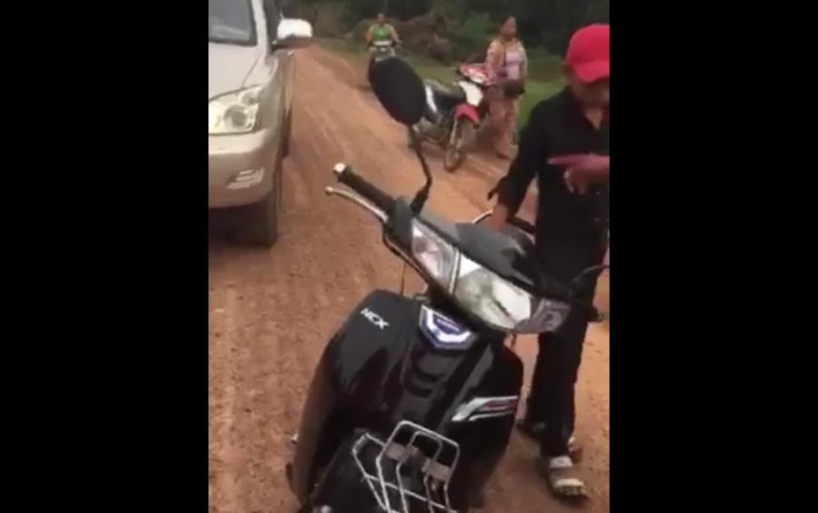The scene where former CNRP provincial councilor Sam Bopha fell off a police motorbike while being escorted for questioning in Svay Rieng province on October 30, 2019, from a video posted to the Facebook page of former CNRP provincial executive committee chairman Mao Vibol.
