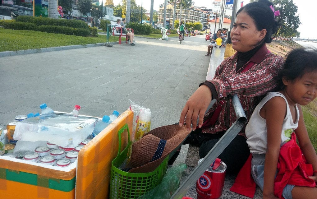 Sok Neng sells cold drinks on Phnom Penh’s riverside on October 17, 2019. (Ban Chantha)