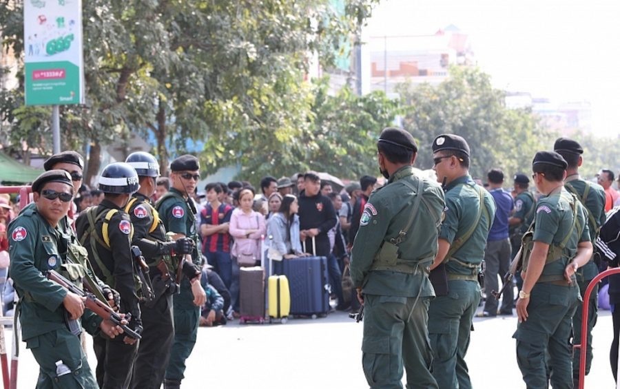 Military police and police armed with assault rifles block the international border checkpoint in Poipet, Banteay Meanchey province on November 9, 2019. (Licadho)