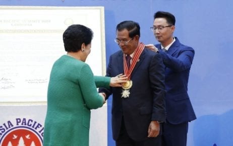Prime Minister Hun Sen receives an award for good governance and leadership from Universal Peace Federation co-founder Hak Ja Han Moon at the Asia Pacific Summit in Phnom Penh on November 19, 2019. (Panha Chhorpoan/VOD)