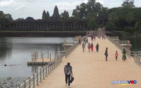 People visit Angkor Wat in Siem Reap province. (VOD)