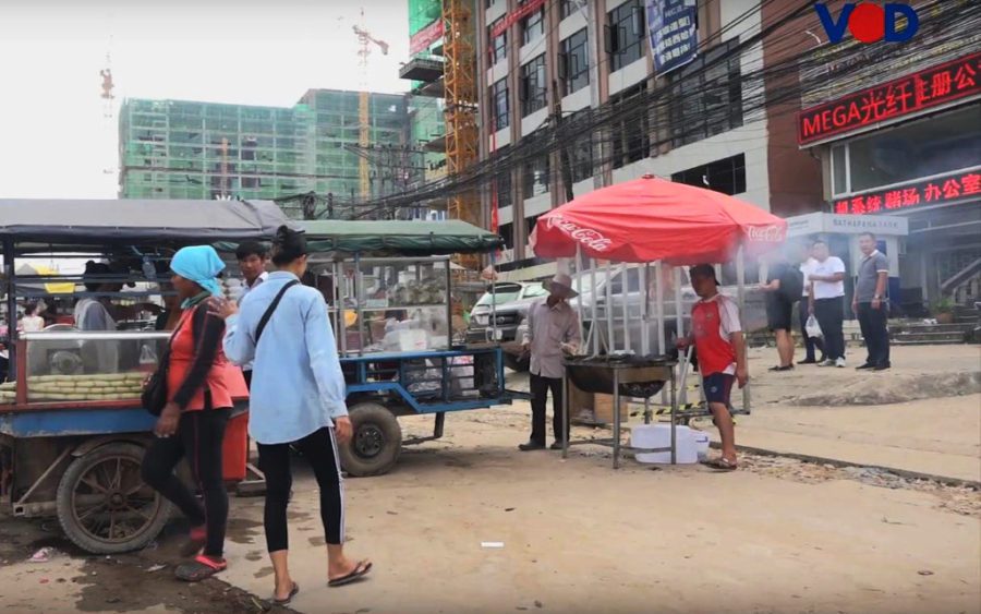 Vendors sell food and drinks on the streets of Sihanoukville in 2019. (VOD)