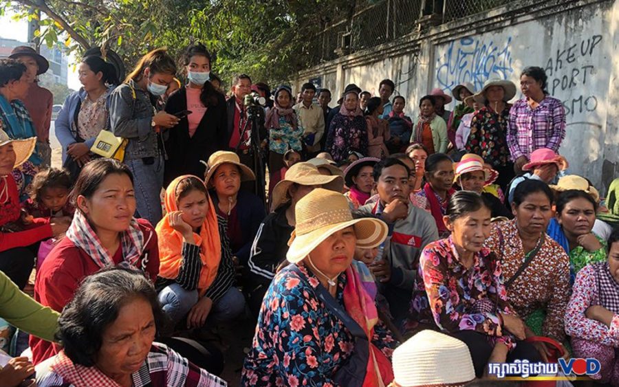 About 100 Koh Kong villagers gather outside the Land Management Ministry on December 25, 2019. (Hy Chhay)