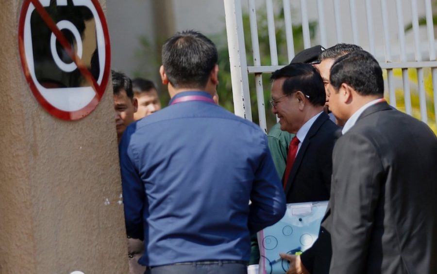Kem Sokha, wearing a red tie, arrives at the Phnom Penh Muncipal Court on January 15, 2020 (Panha Chorpoan/VOD)