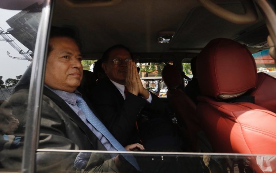 Kem Sokha, president of the dissolved opposition CNRP, gestures from inside an SUV as he drives away from the Phnom Penh Muncipal Court on January 15, 2020. (Panha Chorpoan/VOD)