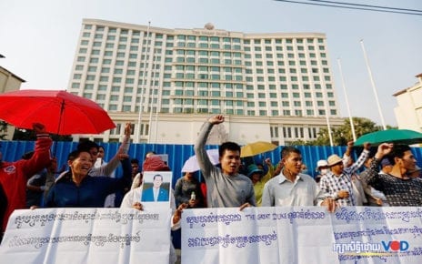 Former employees of the closed-down Great Duke Hotel raise banners demanding severance pay and benefits on January 20, 2020 in Phnom Penh. (Panha Chorpoan/VOD)