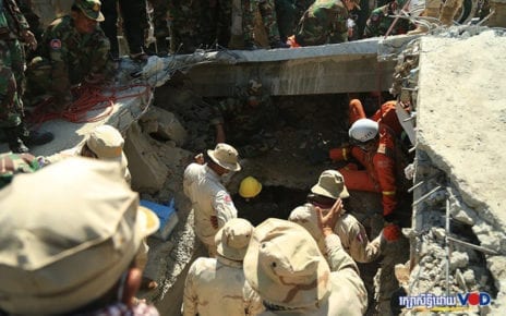 Rescuers search for people under the debris of a collapsed building in Kep province on January 3, 2020. (Chorn Chanren/VOD)