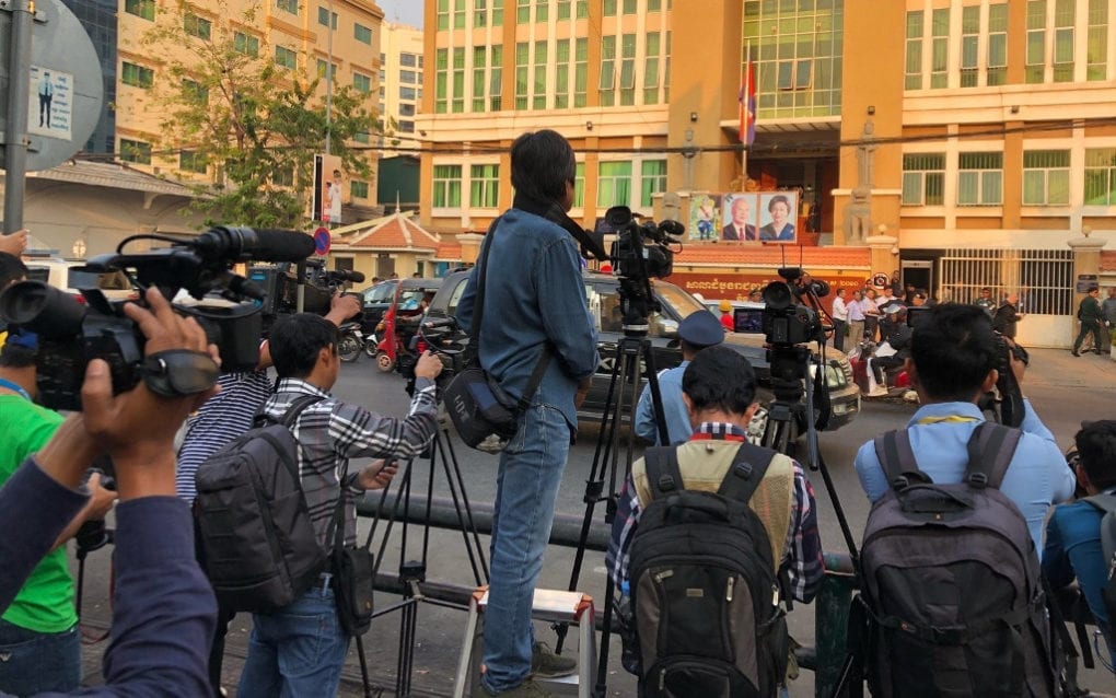 Journalists gather across the street from the Phnom Penh Municipal Court on January 15, 2020 for opposition leader Kem Sokha’s treason trial. (Matt Surrusco/VOD)