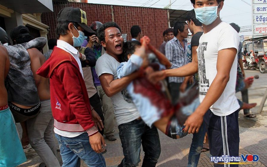 Workers carry an injured protester after a clash with armed forces on Veng Sreng Street in Phnom Penh on January 3, 2014. (Panha Chhorpoan/VOD)