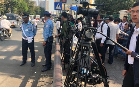 Officers and journalists gather outside the Phnom Penh Municipal Court on January 15, 2020. (Matt Surrusco/VOD)