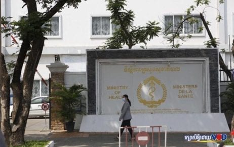 A woman walks by the Health Ministry in Phnom Penh on January 29, 2020 (Panha Chorpoan/VOD)