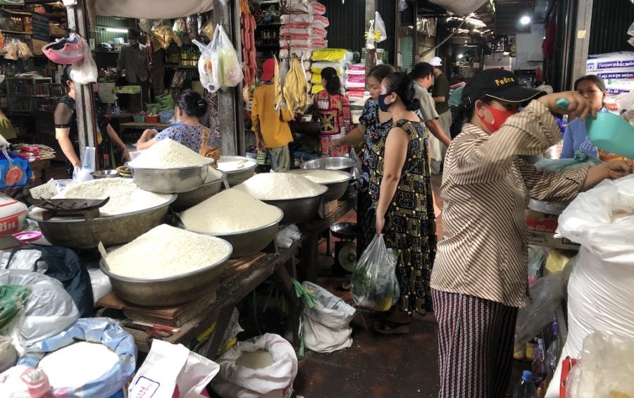 People wear facial masks in Phnom Penh's Boeng Keng Kang market on March 8, 2020 (Matt Surrusco/VOD)
