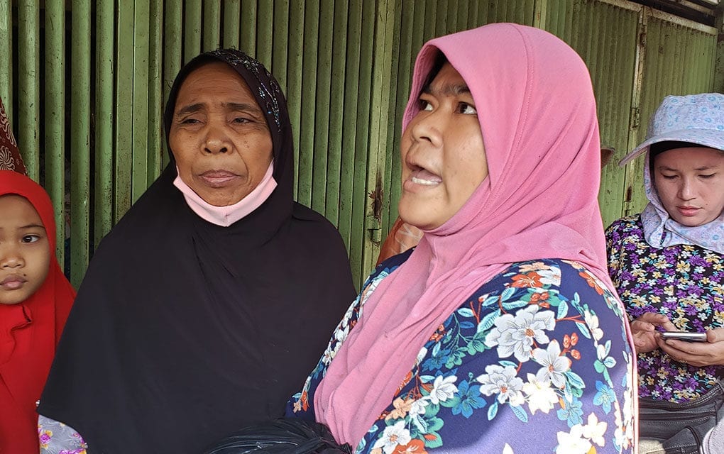 Ar Siyas, a Cham woman who sells chicken in Phnom Penh's Prek Pra market, speaks with reporters about a decline in customers due to the Covid-19 outbreak and discrimination against Cambodian Muslims on March 19, 2020. (Danielle Keeton-Olsen/VOD)