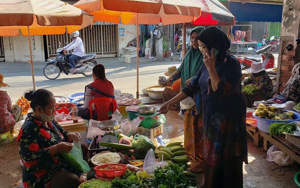 Cham women buy groceries at Prek Pra market in Phnom Penh on March 19, 2020. (Danielle Keeton-Olsen/VOD)