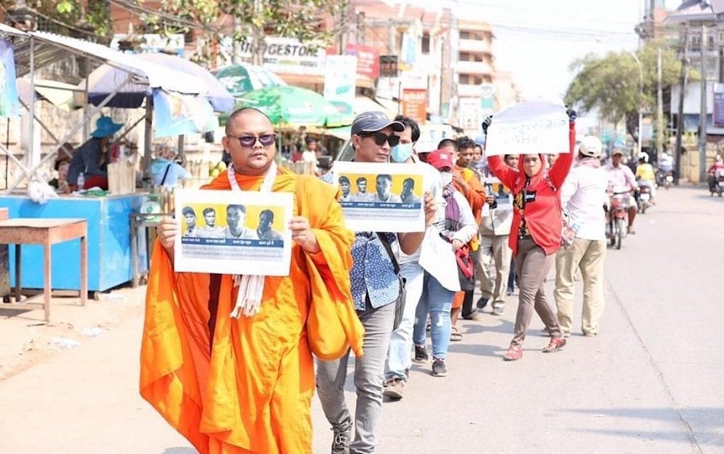 Monks, youth activists and community members protest the detention of four environmentalists detained by police in Kratie province. (Cambodian Youth Network, Licadho)