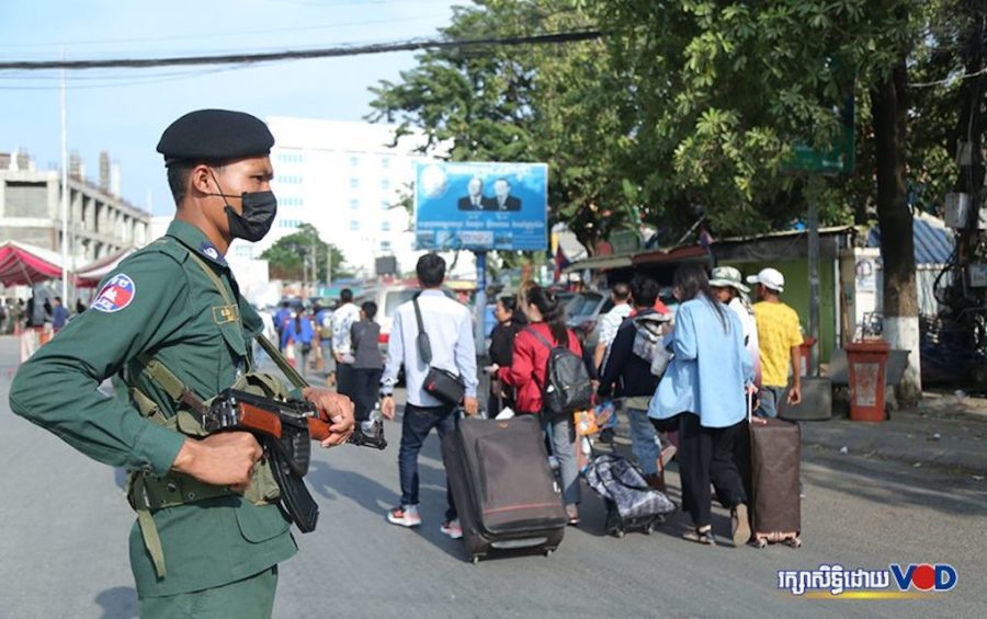 People cross the border as security forces monitor at the international border checkpoint at Poipet on November 9, 2019. (Chorn Chanren/VOD)