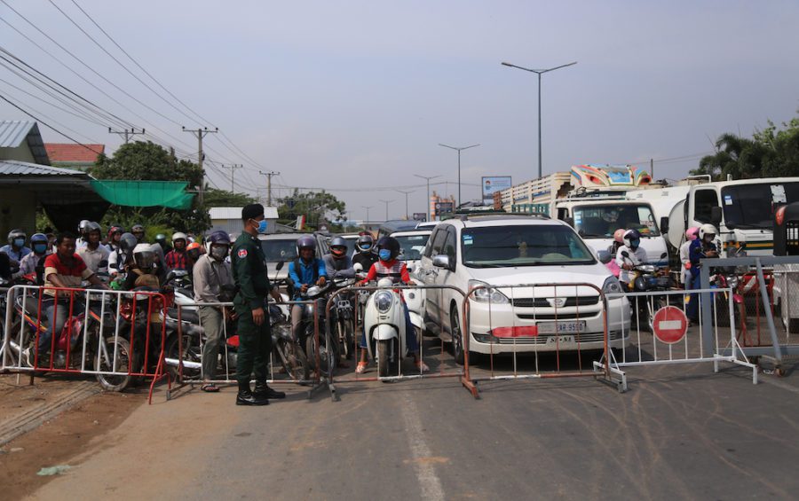 A roadblock on National Road 6 between Phnom Penh and Kandal province on the morning of April 10, 2020 (Chorn Chanren/VOD)