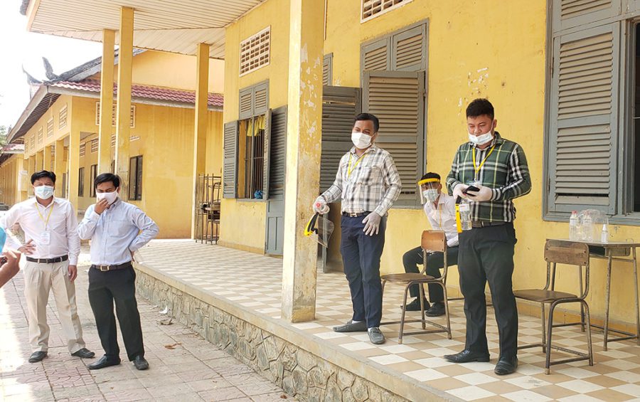 Labor Ministry officials wait at a quarantine site at Phnom Penh’s Chumpouvoan High School on April 20, 2020. (Danielle Keeton-Olsen/VOD)