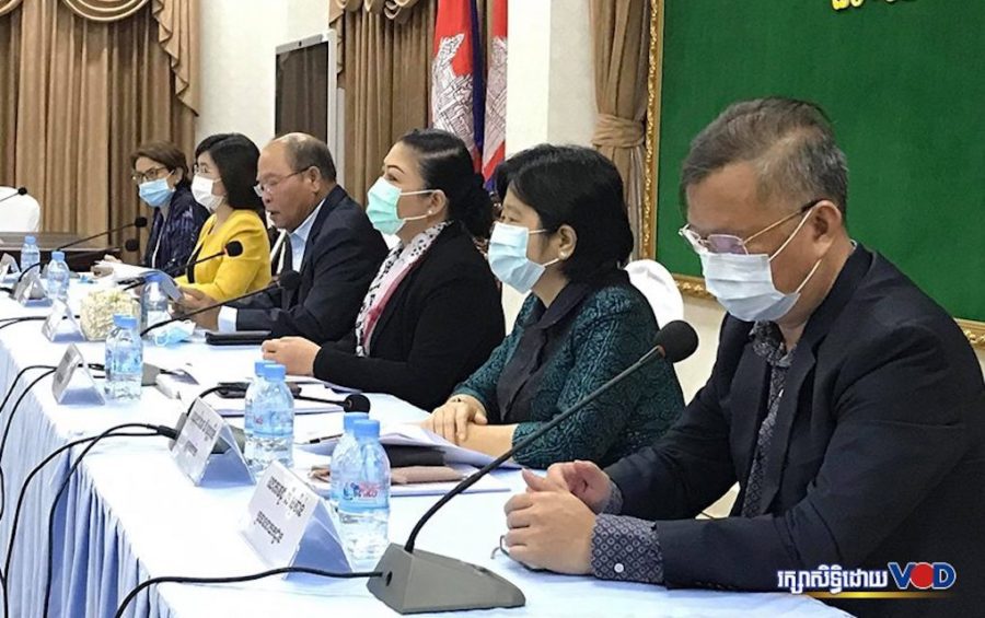 Representatives from the Health Ministry, World Health Organization and Pasteur Institute seated during a press conference in Phnom Penh on April 20, 2020 (Saut Sok Prathna/VOD)