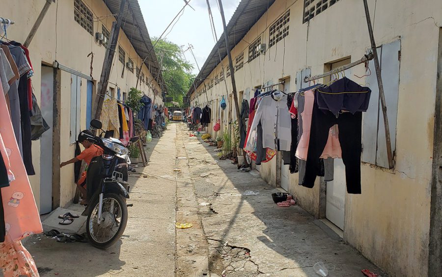 Workers mostly stay in their rented rooms during a self-isolation period, coming out occasionally to buy food, at a block of dorms where garment workers live in Phnom Penh’s Choam Chao commune on April 22, 2020. (Danielle Keeton-Olsen/VOD)