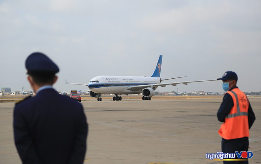 A plane lands at Phnom Penh International Airport on March 23, 2020. (Chorn Chanren/VOD)