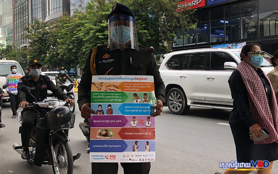 Authorities raise awareness of Covid-19 at an intersection in central Phnom Penh on April 15, 2020. (Chorn Chanren/VOD)