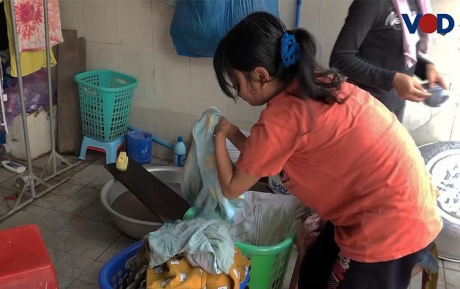 Employee Touy Sreyrei washes clothes at New Life Laundry Shop in Phnom Penh’s Boeng Tompun commune on May 23, 2020. (Hun Sirivadh/VOD)