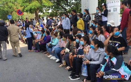 NagaWorld employees gather at the Labor Ministry in Phnom Penh, calling for financial support during work suspensions on June 16, 2020. (Khan Leakhena/VOD)