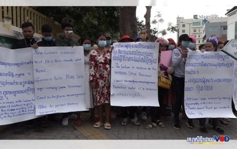 Employees of the New Best Global Textile factory in Kampong Speu province protest at the Labor Ministry in Phnom Penh on June 29, 2020, calling for compensation and other benefits. (Hy Chhay/VOD)