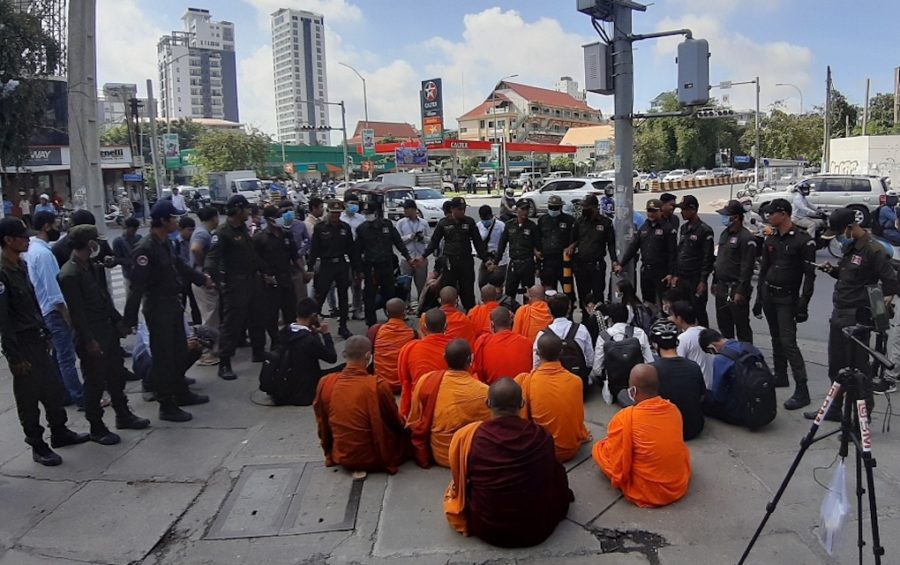 Security forces on July 8, 2020 form a human chain to stop monks and youth activists from praying at the site of political analyst Kem Ley's murder in Phnom Penh four years earlier. (Licadho)