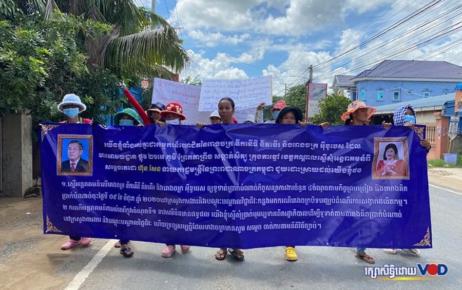 Workers from garment factories Dignity Knitter Limited and Eco Base march to submit a petition to the Kandal Provincial Court over unsettled compensation claims on July 13, 2020. (Hy Chhay/VOD)