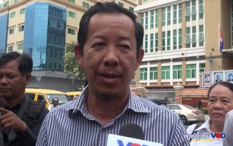 Union leader Rong Chhun speaks to reporters in front of the Phnom Penh Municipal Court on January 16, 2019. (Saut Sok Prathna/VOD)