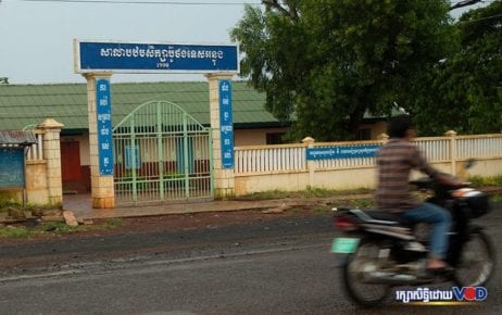 A man rides a motorbike in front of Buthong Tes Anlong Primary School in Ratanakiri province on September 20, 2019. (Heng Vichet/VOD)