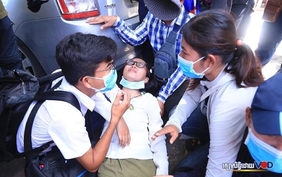 A young woman injured during a clash with authorities in Phnom Penh while protesting for the release of union leader Rong Chhun on August 5, 2020. (Chorn Chanren/VOD)