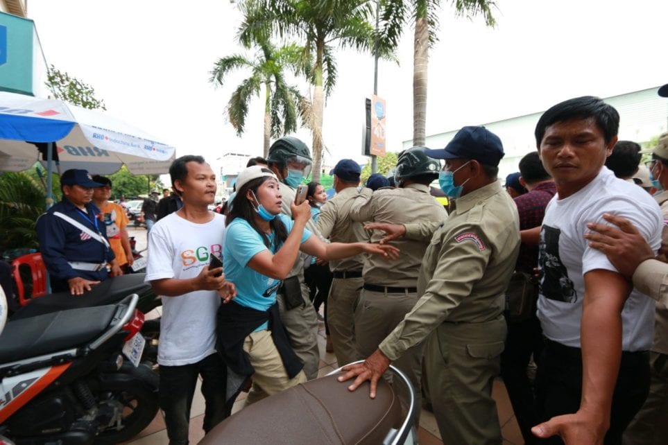 Activist Chhoeun Daravy is surrounded by authorities during a protest outside the Phnom Penh Municipal Court near City Mall on the morning of August 13, 2020 (Licadho)