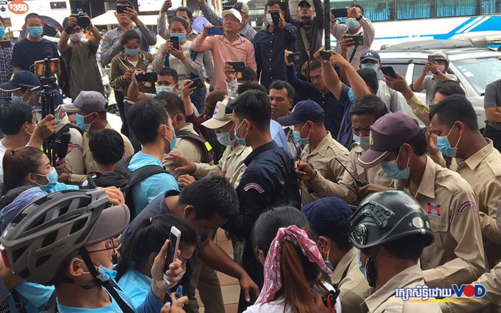 Prampi Makara district guards and other authorities clash with protesters outside the Phnom Penh Municipal Court near City Mall on the morning of August 13, 2020 (Khan Leakhena/VOD)