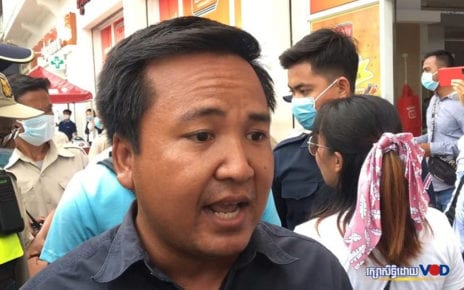 Khmer Win Party president Soung Sophorn speaks to reporters at a rally in support of unionist Rong Chhun outside the Phnom Penh Municipal Court on August 13, 2020. (Khan Leakhena/VOD)