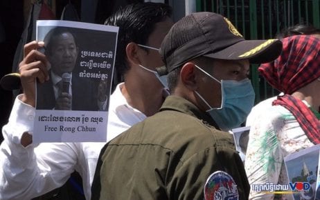 Authorities prevent protesters from marching to the Japanese Embassy in Phnom Penh to submit a petition calling for the release of jailed unionist Rong Chhun on August 24, 2020. (Hy Chhay/VOD)