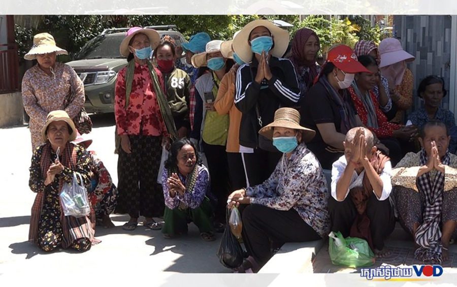 Villagers from Kandal and Takeo provinces gathered on August 25, 2020, to submit a petition at Prime Minister Hun Sen’s residence in Takhmao City. (Hy Chhay/VOD)